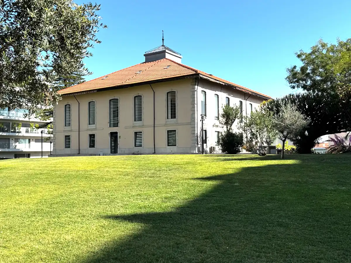 Fachada lateral da unidade Lisboa