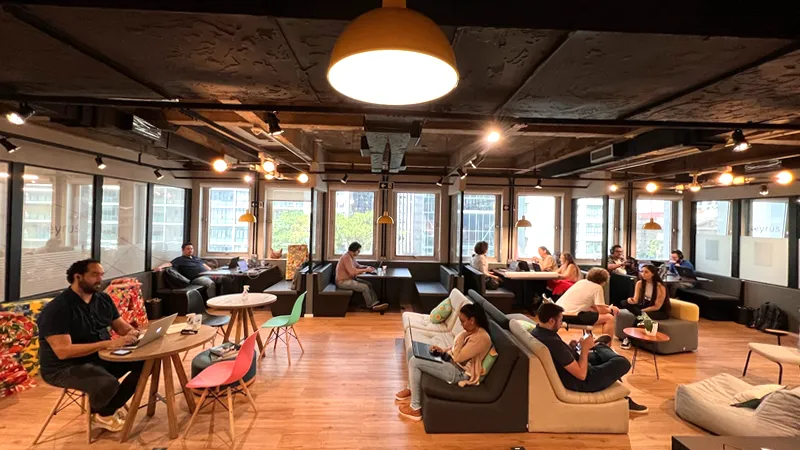 Mesas rotativas em área de coworking – Hot Desk