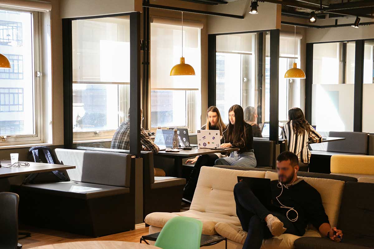 Mesas rotativas em área de coworking – Hot Desk