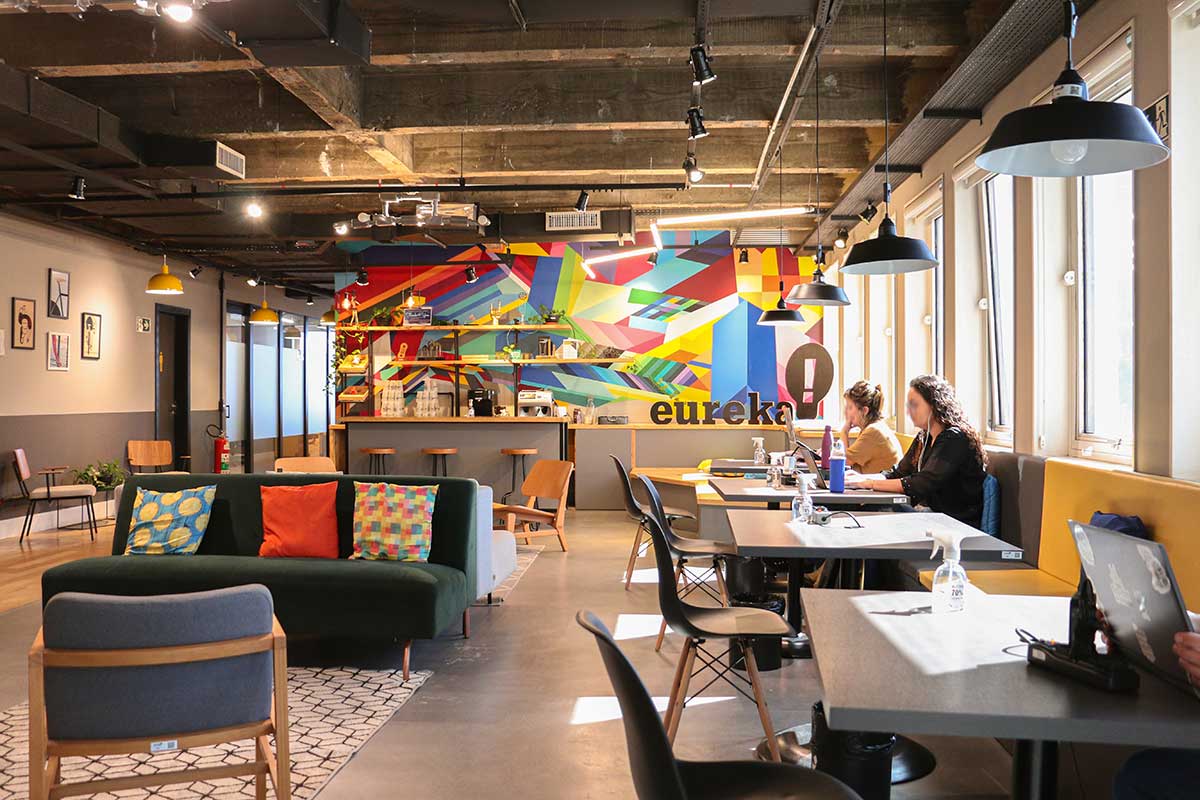 Mesas rotativas em área de coworking – Hot Desk